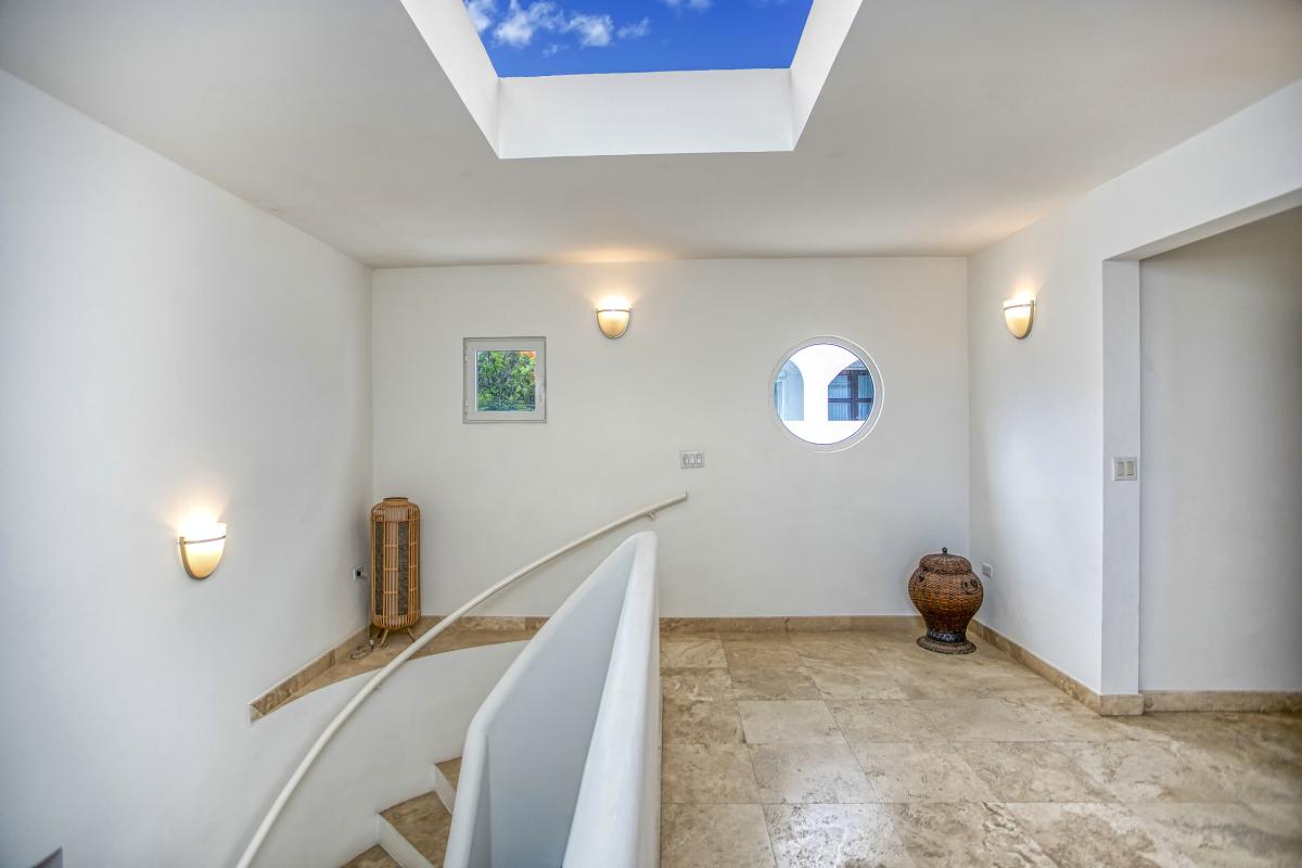 29_EtoiledeMer-StairsToBedroom2-3-4_ villa 4 chambres piscine vue mer Cupecoy Saint Martin